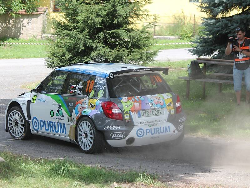 Posádky při předstartovní show a na tratích Rally Agropa