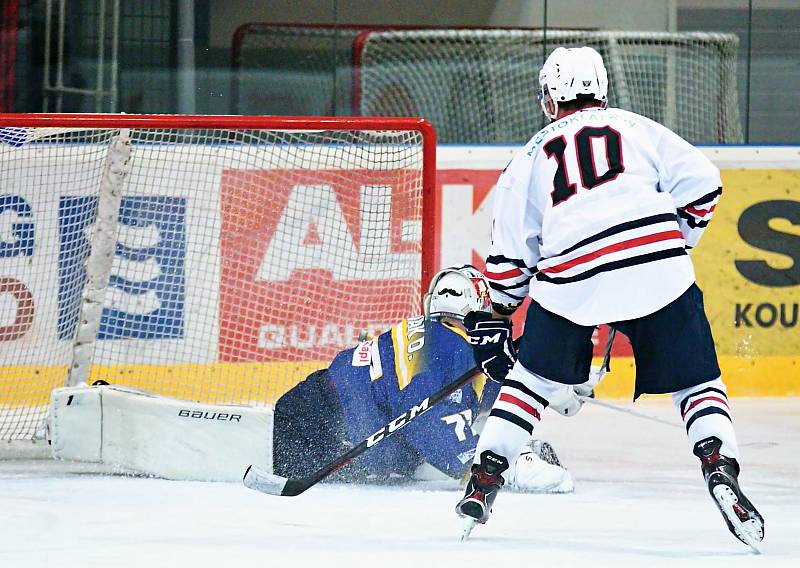 Hokejisté druholigového SHC Klatovy (na archivním snímku hráči v bílých dresech) podlehli v 5. kole jižní skupiny IHC Králové Písek 4:8.