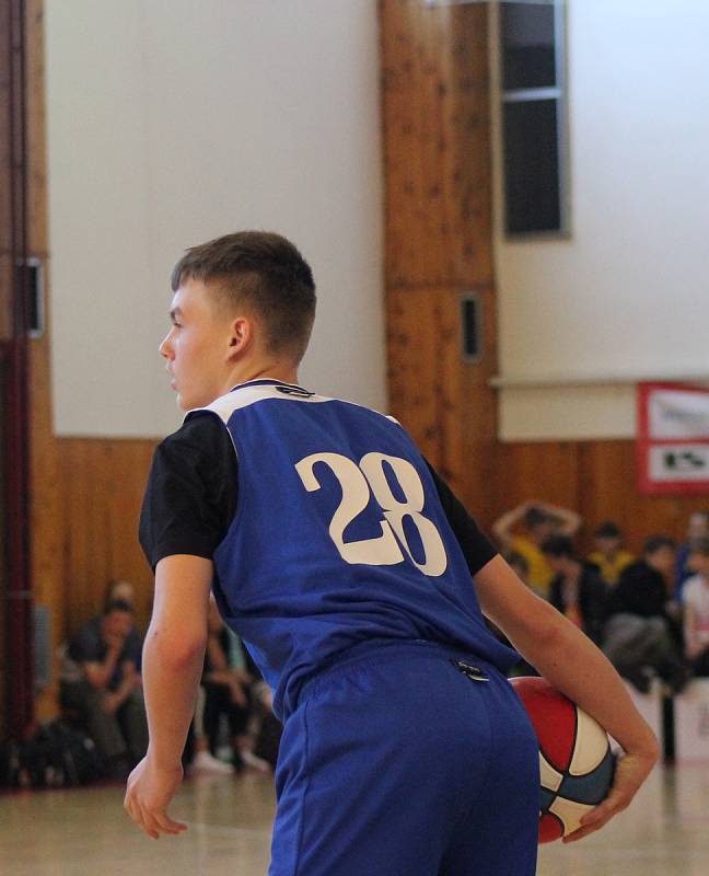 BK Klatovy U14 (v bílém) - BK Teplice U14 46:28 - fotogalerie z pátečního zápasu.