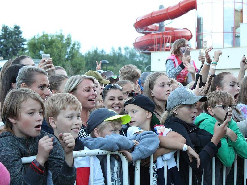 Během festivalu Open Air Lázně v Klatovech vystoupil zpěvák Ben Cristovao.