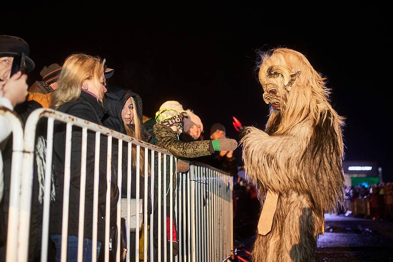 Krampusové v Klatovech - největší pekelná show na západě Čech se odehrála v sobotu 3. prosince večer. Desítky hrůzu nahánějících čertisek původem z rakouských Alp děsily malé i některé větší návštěvníky, kterých se sešlo opravdu mnoho.