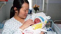 Nguyen Quang Duc ze Železné Rudy se narodil v klatovské porodnici 23. prosince v 5.21 hodin. Vážil 3150 gramů a měřil 48 cm. Doma už na něj čekají dva sourozenci, bráška a sestřička.