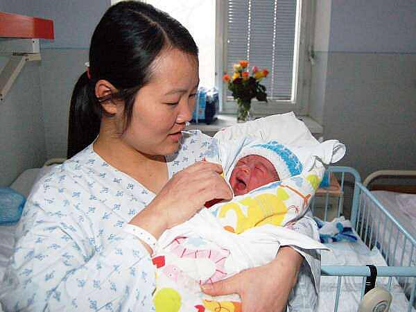 Nguyen Quang Duc ze Železné Rudy se narodil v klatovské porodnici 23. prosince v 5.21 hodin. Vážil 3150 gramů a měřil 48 cm. Doma už na něj čekají dva sourozenci, bráška a sestřička.