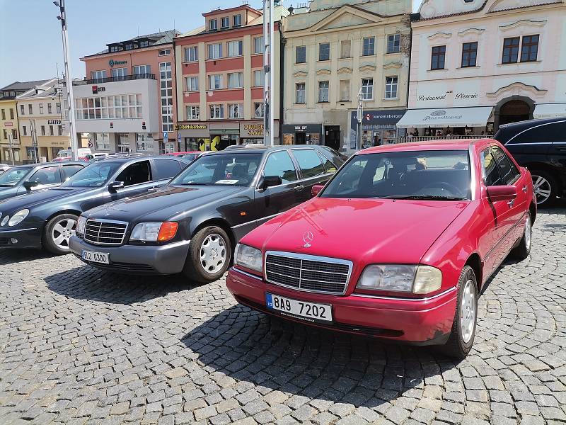 Vozy Mercedes-Benz na náměstí v Klatovech.