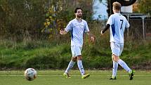 Fotbalisté TJ Sušice B (na archivním snímku fotbalisté v bílých dresech) zvítězili na hřišti Janovice 6:3 a přezimují na pátém místě.