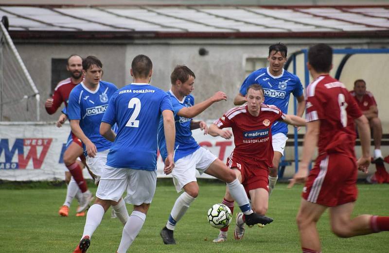 Letní příprava: SK Klatovy 1898 (červení) - TJ Jiskra Domažlice B (hráči v modrých dresech) 5:1.