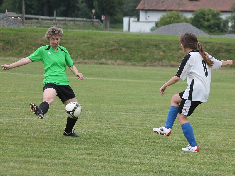 Letní Dívčí amatérská fotbalová liga: Vodní Panterky (v bílém) - Sokolky 0:0.