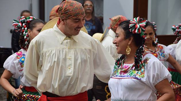 Folklorní soubor Azuani z Mexika v Domově pokojného stáří Naší Paní v Klatovech.