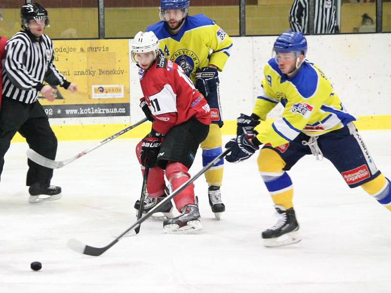 Třetí čtvrtfinále play-off druhé ligy: SHC Klatovy (červené dresy) - HC Kobra Praha 7:3