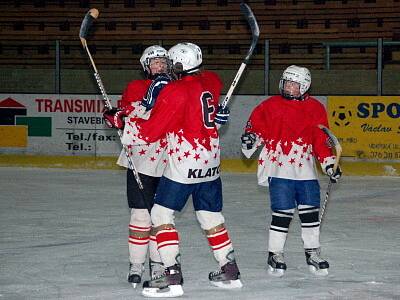 Mladší hokejoví žáci z Klatov (červené dresy) porazili soupeře z Rokycan 10:5. 