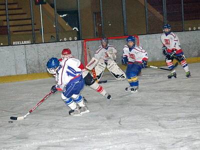 Mladší hokejoví žáci z Klatov (červené dresy) porazili soupeře z Rokycan 10:5. 