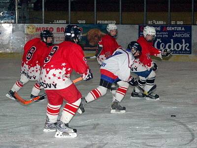 Mladší hokejoví žáci z Klatov (červené dresy) porazili soupeře z Rokycan 10:5. 