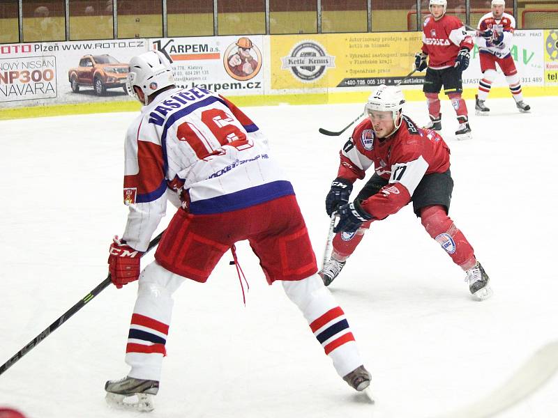Hokejisté SHC Klatovy (na archivním snímku hráči v červených dresech) doma v sobotu zdolali Havlíčkův Brod (bílé dresy) 4:3.