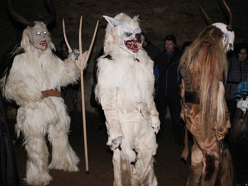 Krampusáci ve sklepení zámku v Chudenicích.