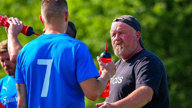 Okresní přebor, 25. kolo: TJ Sokol Hradešice (na snímku fotbalisté ve žlutočerných dresech) - TJ Sokol Vrhaveč (modří) 1:0.