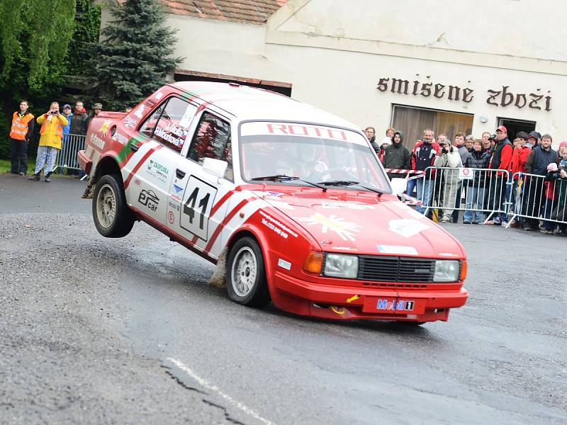 Posádky na tratích druhé etapy šumavských rally