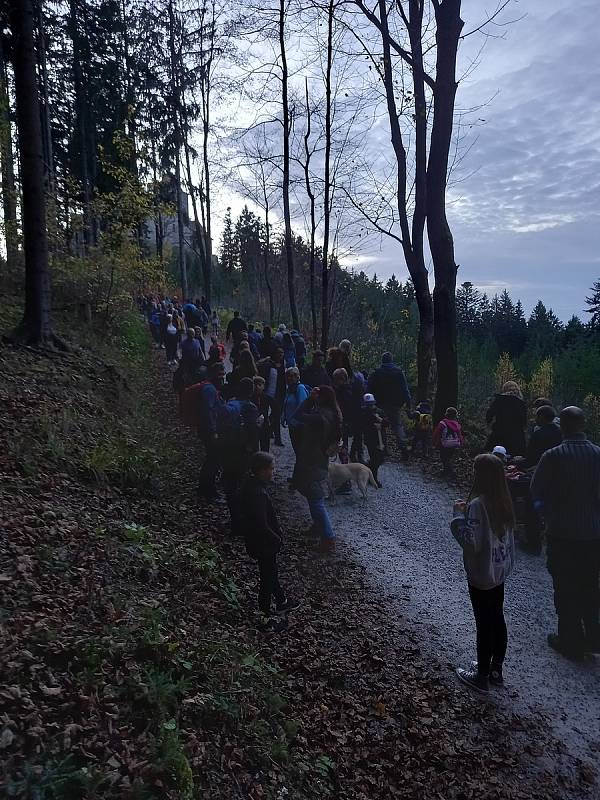 Stezka na hrad Kašperk přilákala davy lidí.