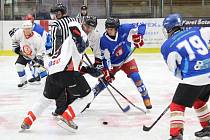 Šumavská liga amatérského hokeje: Hokejisté Nýrska (na archivním snímku hráči v modrých dresech) trápili Poběžovice, ale nakonec prohráli 2:3.