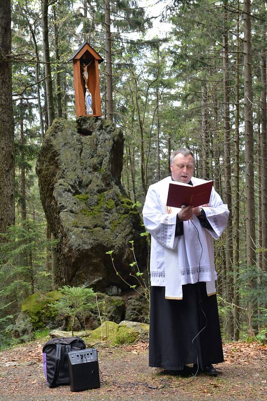 Svěcení božích muk Herrgottsriegel u cesty na Černé jezero