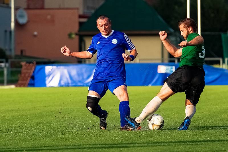 Fotbalisté TJ Sušice (na archivním snímku hráči v modrých dresech) prohráli se Smíchovem, nováčkem krajské I. A třídy z Plzně, 1:2.