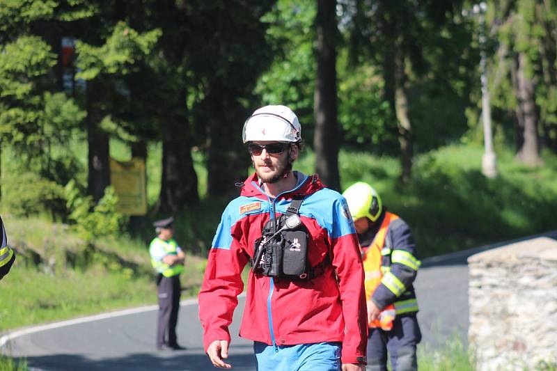 Simulovaný požár vypukl v 16 hodin ve 2. patře hotelu, ve kterém v tu dobu bylo několik osob, včetně dětí. Po několika minutách dorazila první hasičská vozidla, byly nataženy hadice a hasiči pronikli do hotelu v dýchacích maskách.