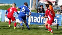 9. kolo divize žen, skupina C: SK Klatovy 1898 (na snímku fotbalistky v červených dresech) - TJ Jiskra Domažlice 1:1 (1:0).