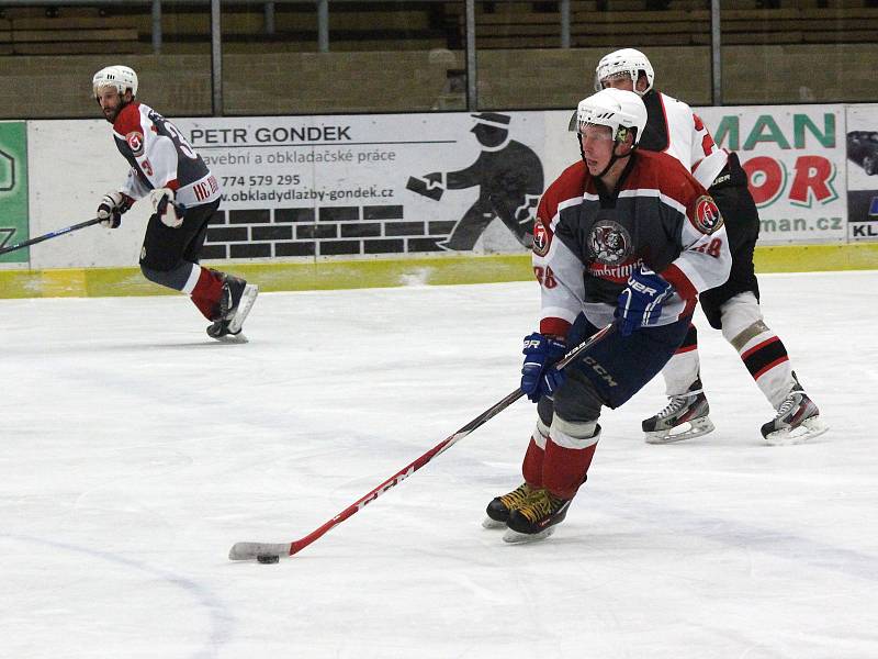 Dalšími zápasy pokračovaly na Klatovsku hokejové soutěže mužů. Snímek je z utkání Malá Víska - Stříbro.