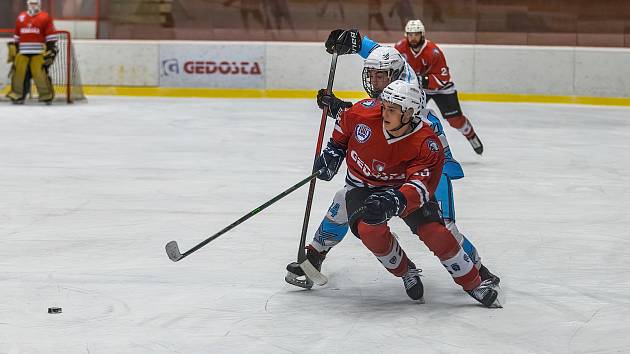 Hokejisté HC Stadion Cheb (na archivním snímku hráči v bílých dresech) porazili ve středečním utkání 12. kola nadstavby SHC Klatovy (červení).