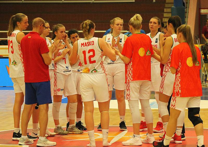 Úvodní zápas skupiny B mezi Běloruskem (v bílém) a Maďarskem (hráčky v červených dresech). Basketbalistky Maďarska vyhrály přesvědčivě 82:50.