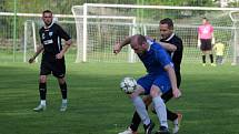 Fotbalisté TJ Měcholupy (na archivním snímku hráči v černých dresech) porazili ve 2. kola Poháru PKFS Baník Stříbro 4:0 a slaví postup do další fáze soutěže.