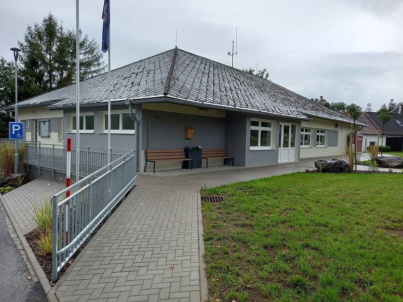 Nový multifunkční dům v Bezděkově s obecním úřadem a dalšími službami.