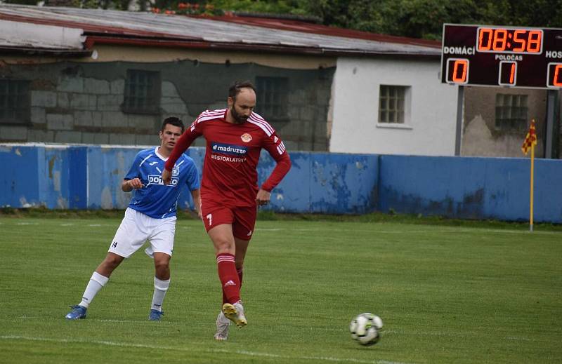 Fotbalisté SK Klatovy 1898 (na archivním snímku hráči v červených dresech) porazili po velkém boji béčko TJ Jiskra Domažlice (modří) 2:1.