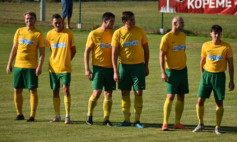 1. kolo krajského přeboru 2022/2023: TJ START Tlumačov (žlutí) - TJ Sokol Lhota (hráči v černých dresech) 4:0 (2:0).