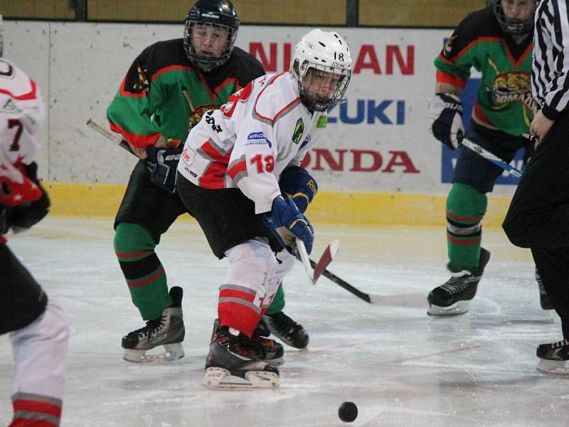 Krajská liga dorostu: HC Klatovy (v bílém) - HC Domažlice 5:1.