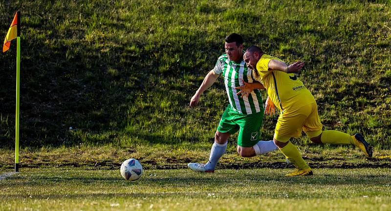 Fotbalisté Budětic (na archivním snímku hráči ve žlutých dresech) deklasovali Velké Hydčice 5:0 a na jaře jsou stoprocentní. I když ne až tak úplně...