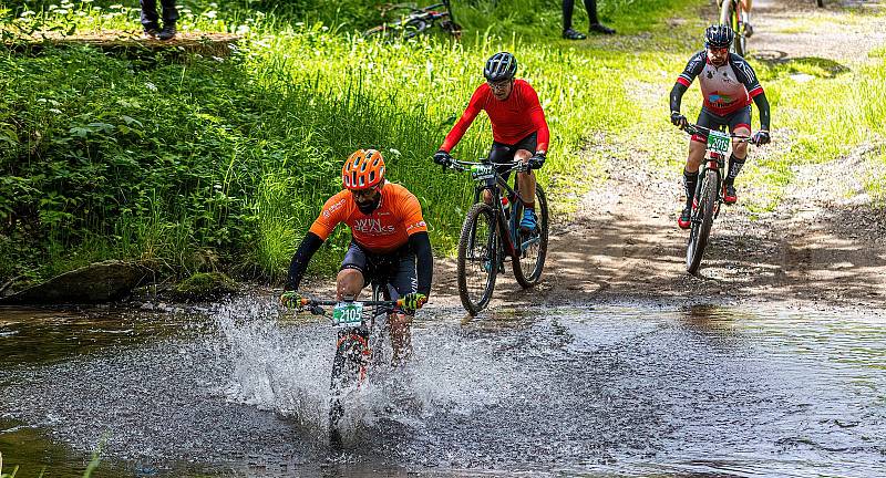 Author Král Šumavy MTB 2022 - přejezd brodu v Nemilkově.