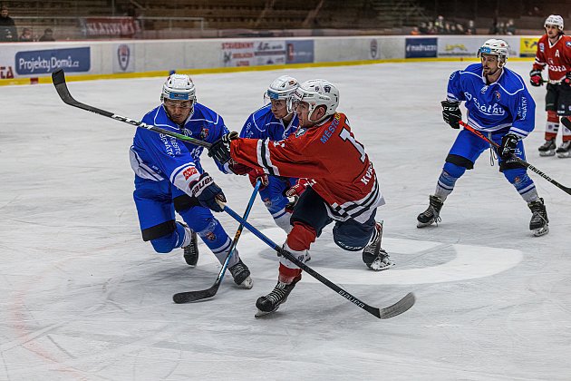 Hokejisté SHC Klatovy (na archivním snímku hráči v červených dresech) přerušili sérii šesti porážek v řadě, když v sobotním utkání 20. kola západní konference druhé ligy uspěli na ledě posledního Hronova 4:2.