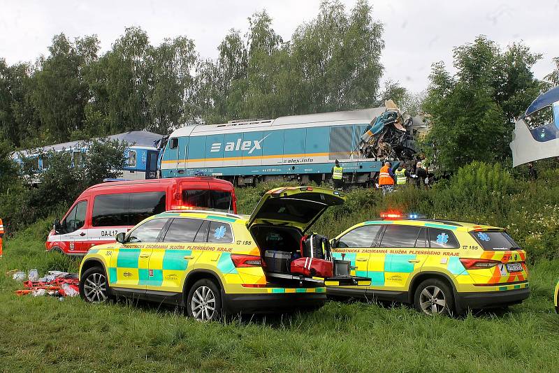 Od srážky vlaků v neděli večer u Horažďovic, která mohla mít fatální následky, dělilo soupravy 650 metrů. Snímek je z letošní tragické srážky v Milavčích na Domažlicku, kde zemřeli tři lidé.