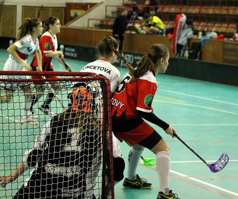 2. liga dorostenek: Sport Club Klatovy - Kanonýři Kladno 11:1.