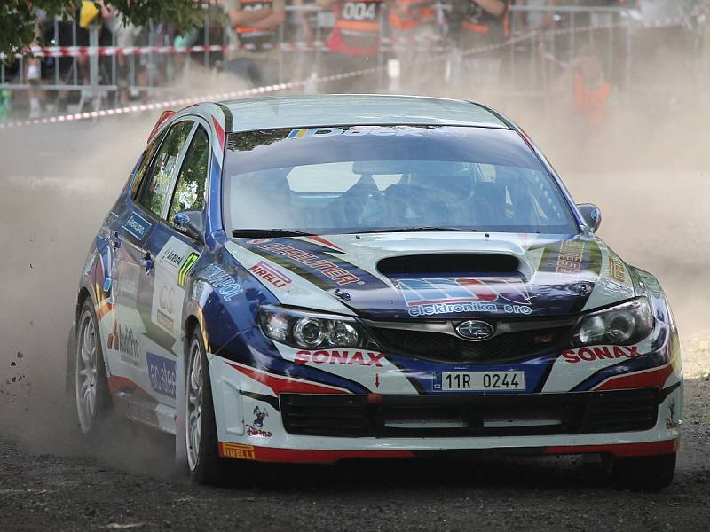 Posádky při předstartovní show a na tratích Rally Agropa