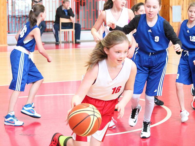 Nejmladší minižákyně U11 - kvalifikace o národní finále: BK Klatovy (bílé dresy) - BK Lokomotiva Karlovy Vary 58:14