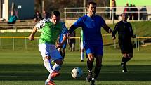 Fotbalisté FK Svéradice (na archivním snímku fotbalisté v zelených dresech) prohráli na závěr podzimní části sezony na půdě Losiné 1:4.