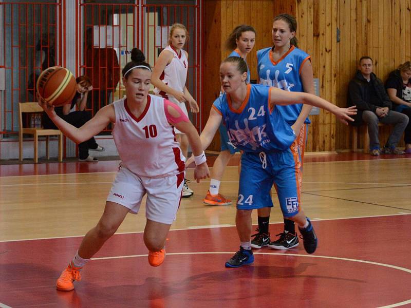 Liga junioreK. BK Klatovy (v bílém) - DBaK 62:47.