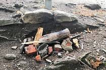 Jedni rádoby turisté rozdělali oheň u jezera, další si přinesli na Šumavu lucernu.