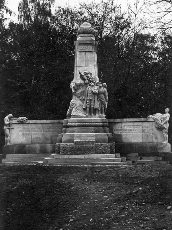 Oslavy 100. výročí vzniku Československa v Klatovech - původní pomník padlým z 1. světové války. Foto: archiv Martina Kříže