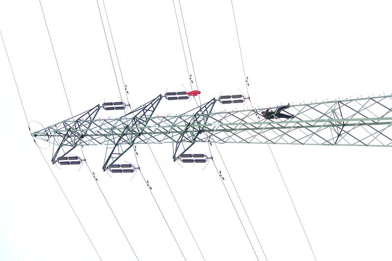 Sebevrah chtěl v Novákovicích skočit za stožáru, slezl až po třech hodinách.