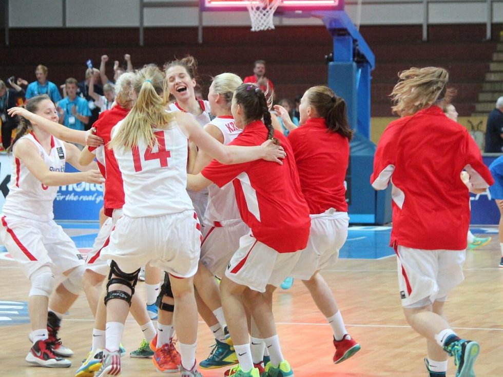 Klatovský deník | Osmifinále MS v basketbal žen U17 v Klatovech: Česká  republika - Itálie 61:57. | fotogalerie