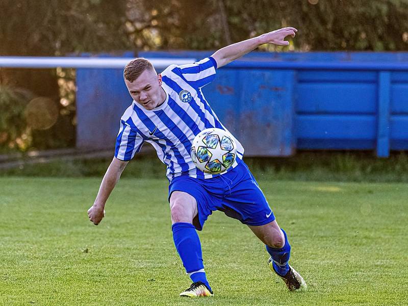 Fotbalisté FK Okula Nýrsko (na archivním snímku hráči v modrobílých dresech) skončili v letošní sezoně krajského přeboru na druhém místě.