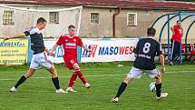 Fotbalisté SK Klatovy 1898 (na archivním snímku hráči v červených dresech ze zápasu s Petřínem Plzeň) začínají ve čtvrtek krátkou letní přípravu.