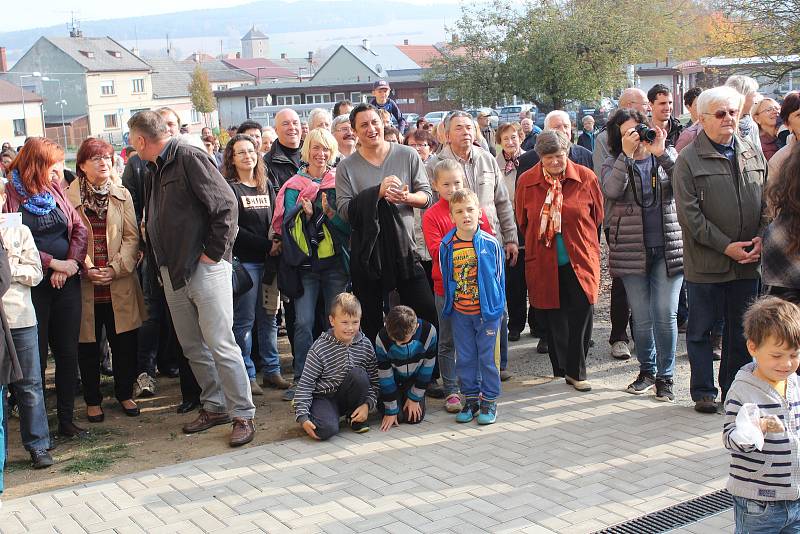 Oslavy 100 let republiky a otevření nové sportovní haly ve Švihově